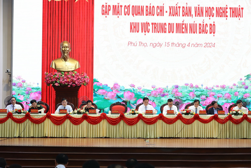 Bí thư Trung ương Đảng, Trưởng Ban Tuyên giáo Trung ương Nguyễn Trọng Nghĩa dự và chỉ đạo buổi gặp. Ảnh: Tạ Toàn - TTXVN