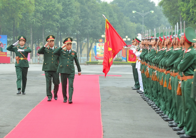 Đại tướng Phan Văn Giang, Bộ trưởng Bộ Quốc phòng duyệt đội danh dự Bộ Tư lệnh Quân đoàn 12. (Ảnh: TTXVN phát)