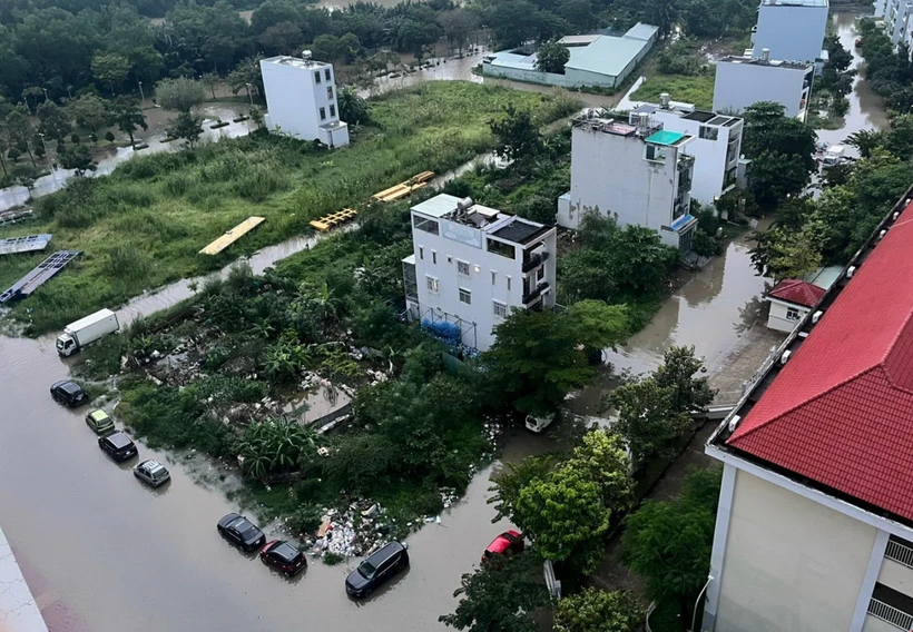 Một khu dân cư trên đường Nguyễn Lương Bằng (quận 7, Thành phố Hồ Chí Minh) bị bao quanh bởi 'biển nước' do mưa lớn và triều cường hồi tháng 10/2023. (Ảnh: Thu Hương/TTXVN)