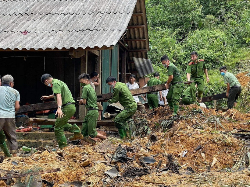 Công an huyện Na Hang (Tuyên Quang) giúp đỡ người dân thôn Khau Phiêng khắc phục hậu quả do mưa lũ. (Ảnh: Nam Sương/TTXVN)