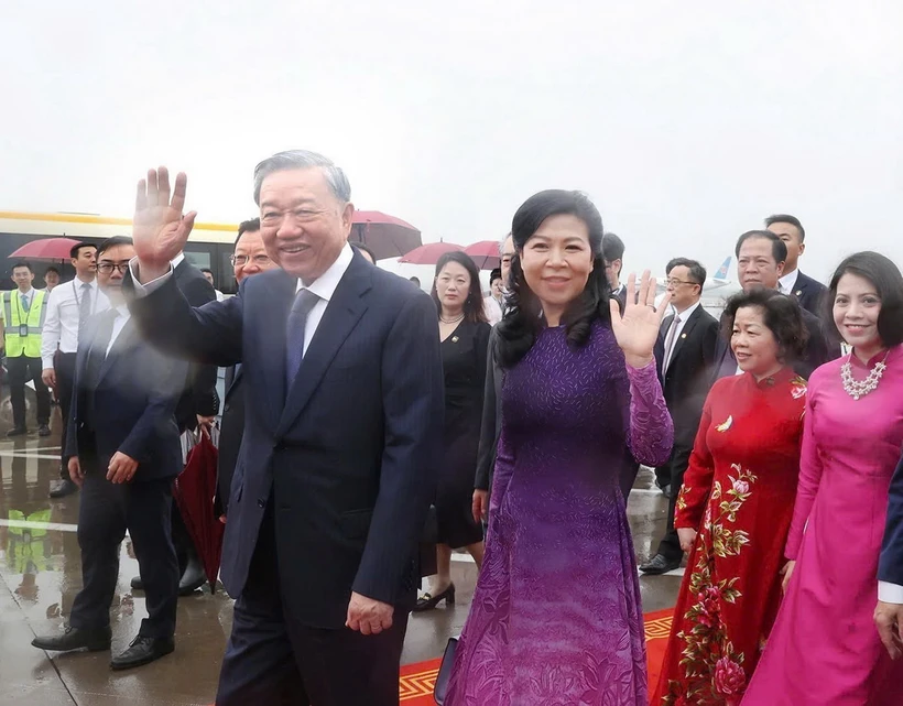 Tổng Bí thư, Chủ tịch nước Tô Lâm và Phu nhân đến Sân bay Quốc tế Bạch Vân, thành phố Quảng Châu, tỉnh Quảng Đông, Trung Quốc. (Ảnh: Trí Dũng/TTXVN)