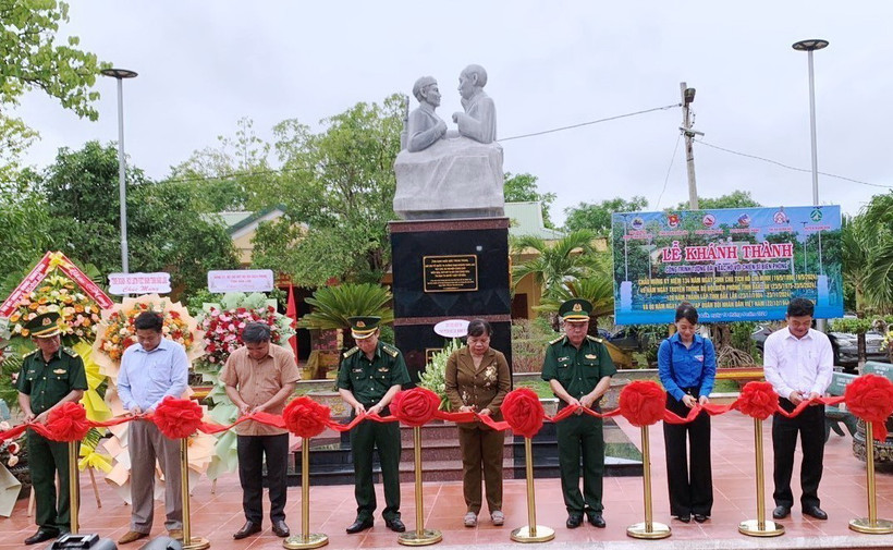 Cắt băng khánh thành công trình Tượng đài 'Bác Hồ với chiến sỹ biên phòng.' (Ảnh: TTXVN phát)