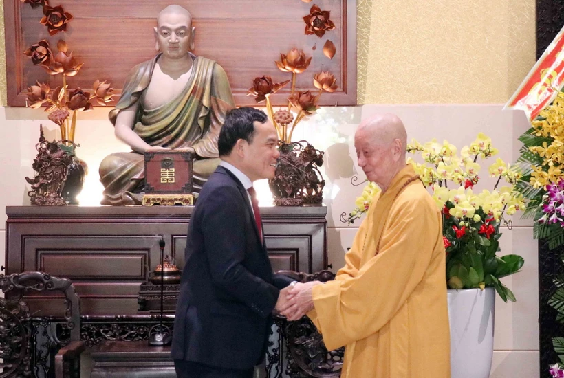 Phó Thủ tướng Trần Lưu Quang thăm, chúc mừng Đại lão Hòa thượng Thích Trí Quảng, Pháp chủ Giáo hội Phật giáo Việt Nam tại chùa Huê Nghiêm. (Ảnh: Xuân Khu/TTXVN)