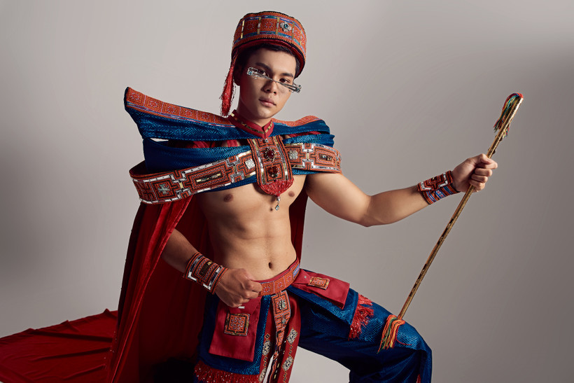 Trang phục dân tộc đậm bản sắc Việt của Cao Quốc Thắng ở Mister Global 2024. (Ảnh: CTV/Vietnam+)