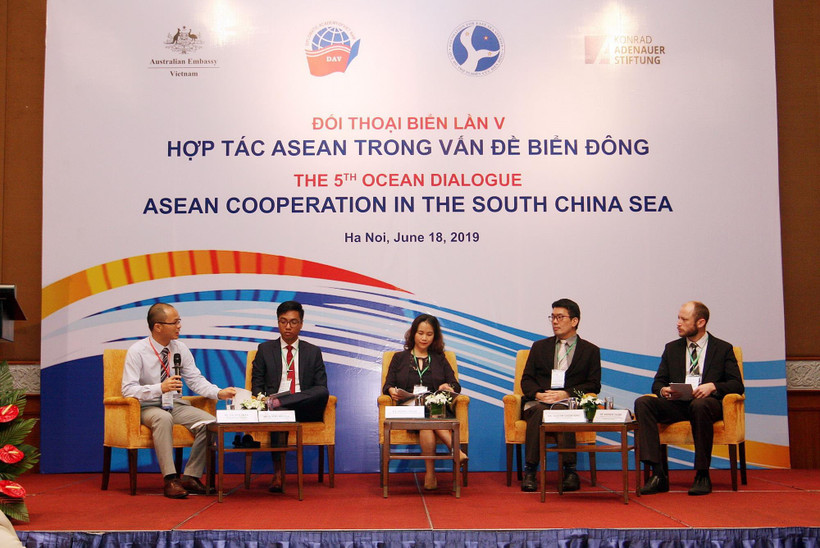 Buổi đối thoại của các diễn giả. (Ảnh: Nguyễn Dân/TTXVN)