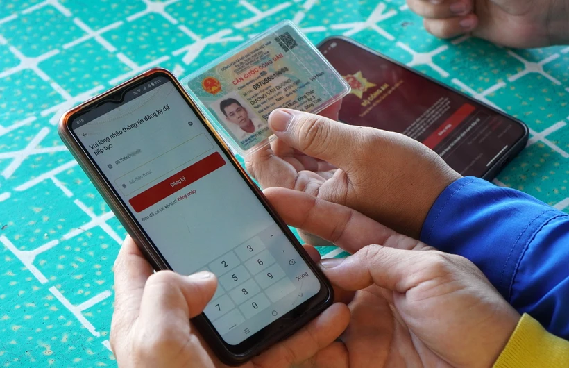 Việc kiểm tra thông tin của giấy tờ trong căn cước điện tử, tài khoản định danh điện tử trên VNeID, cơ sở dữ liệu có giá trị như kiểm tra trực tiếp giấy tờ đó. (Ảnh minh họa. Nguồn: TTXVN)