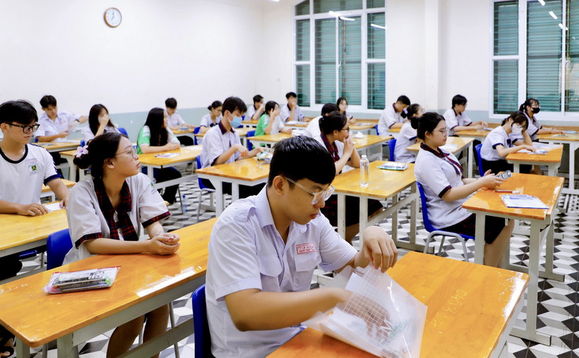 Các thí sinh tại điểm thi trường THPT Lê Quý Đôn (Quận 3) chuẩn bị làm bài thi. Ảnh: Hồng Giang - TTXVN