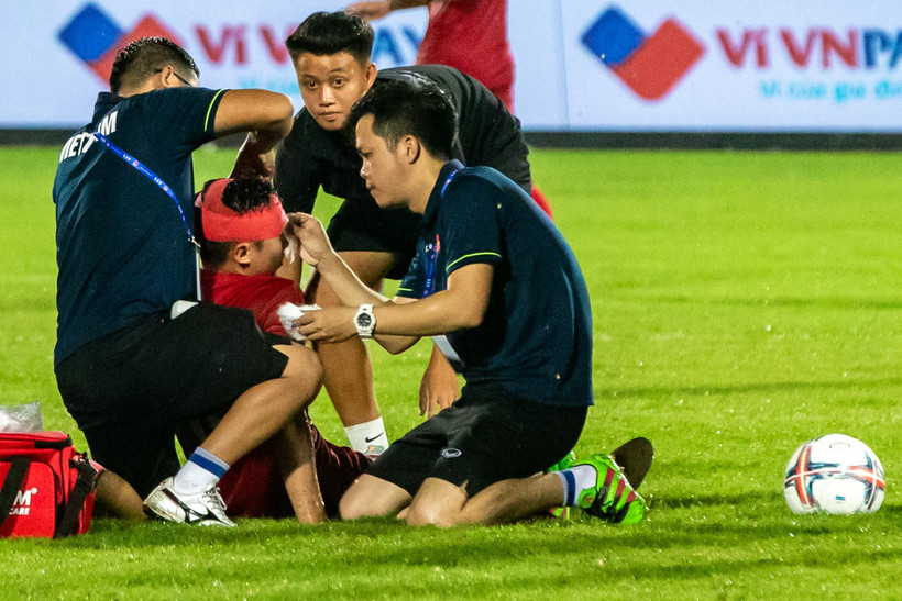 Tiền vệ Triệu Việt Hưng gặp chấn thương ở vùng đầu trong trận đấu giao hữu với Đội tuyển Palestine tối 11/9. (Ảnh: Hoài Nam/Vietnam+)