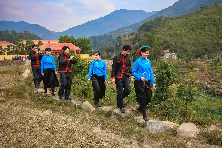 Trai gái Sán Chỉ đi hát Soóng Cọ. (Nguồn: Báo Quảng Ninh)