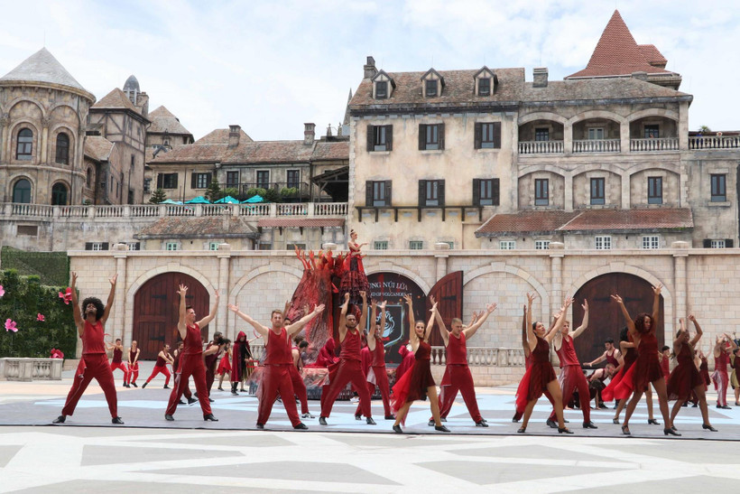 Trình diễn chương trình nghệ thuật quốc tế 'Vũ hội Ánh dương' tại Đà Nẵng. (Ảnh: Trần Lê Lâm/TTXVN)