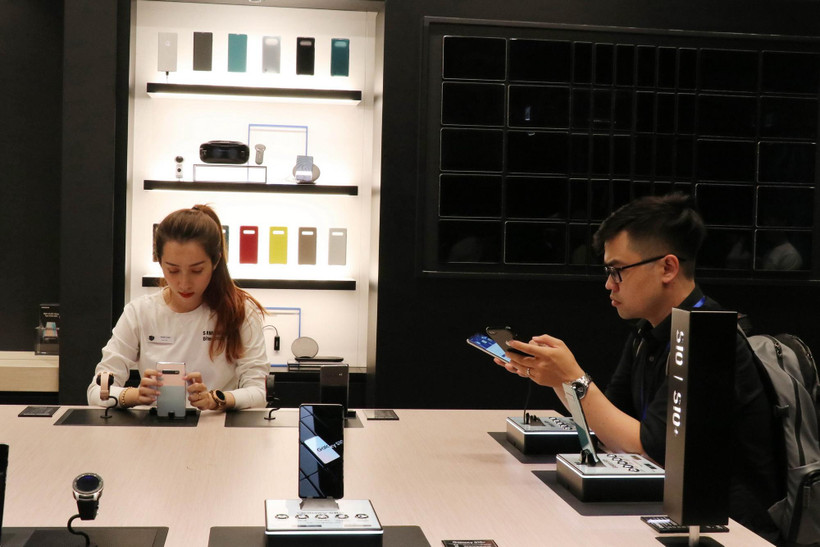 Khách tham quan trải nghiệm các thiết bị thông minh của Samsung tại Showcase. (Ảnh: Tiến Lực/TTXVN)