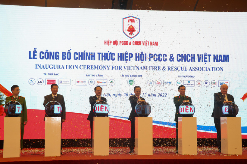 Các lãnh đạo, đại biểu thực hiện nghi thức công bố thành lập Hiệp hội Phòng cháy, chữa cháy và cứu nạn, cứu hộ Việt Nam - 'VFRA'. (Ảnh: Việt Anh/Vietnam+)