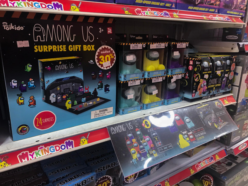 Nhiều mẫu mã đồ chơi đang được áp dụng ưu đãi giảm giá tại các cửa hàng nhân dịp Giáng sinh. (Ảnh: Việt Anh/Vietnam+)