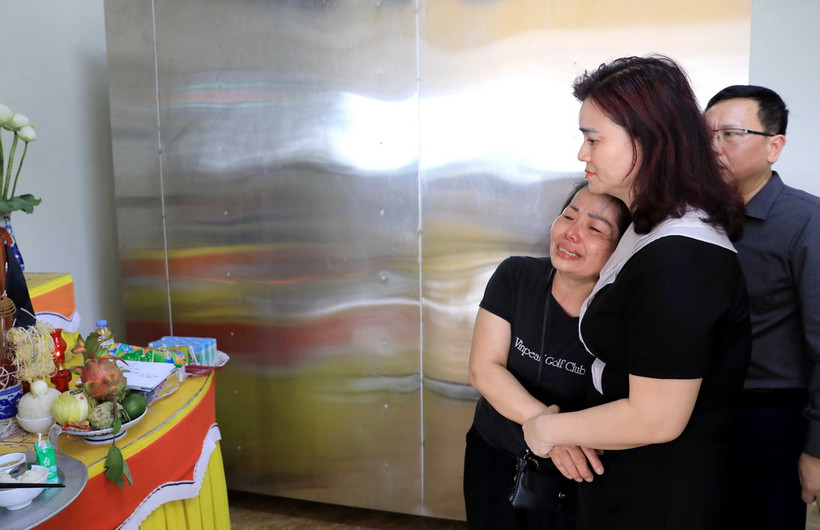 Đoàn công tác của Bộ Giáo dục và Đào tạo thăm hỏi, động viên gia đình nạn nhân. (Ảnh: Thế Duyệt/TTXVN)