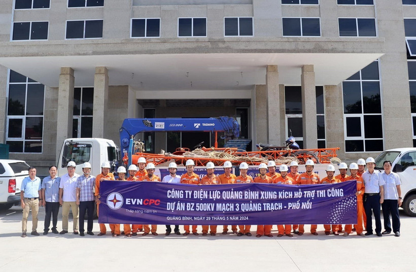 Các đơn vị điện lực ra quân xung kích tham gia hỗ trợ thi công hoàn thành Dự án đường dây 500kV mạch 3 Quảng Trạch-Phố Nối. (Ảnh: TTXVN phát)