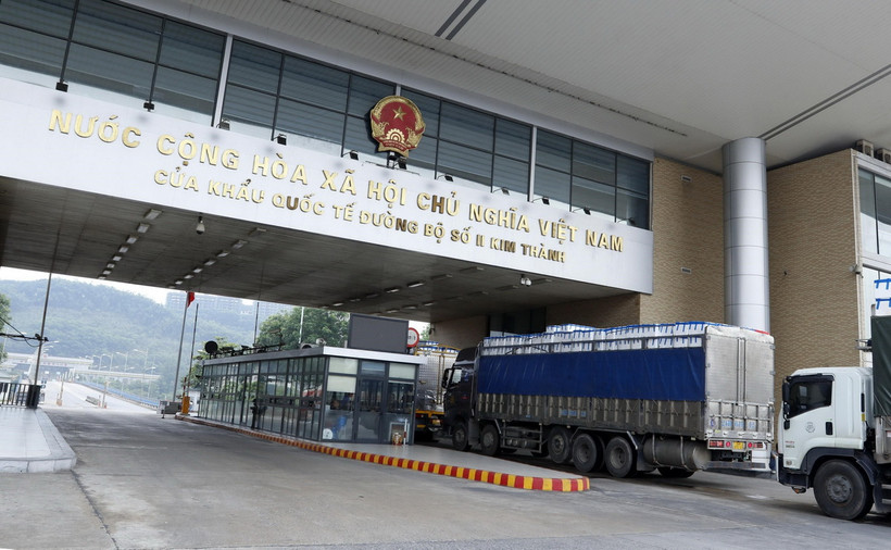 Các phương tiện chở quả vải tươi chờ làm thủ tục xuất khẩu sang Trung Quốc qua Cửa khẩu Quốc tế Đường bộ số II Kim Thành. (Ảnh: Quốc Khánh/TTXVN)