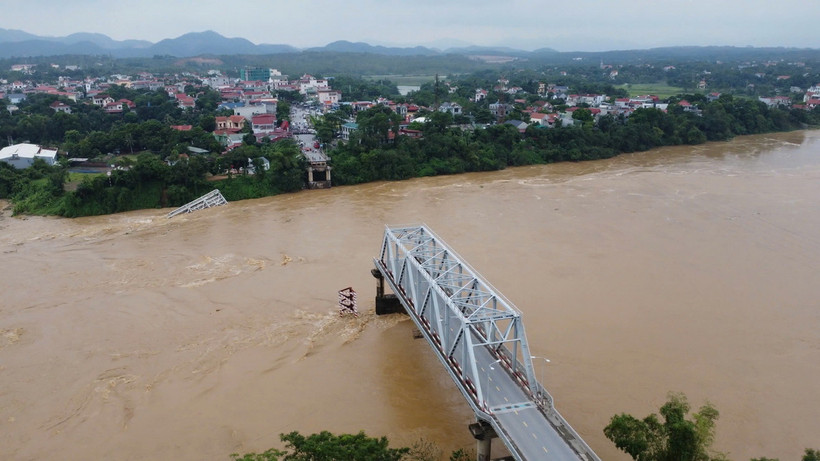 Cầu Phong Châu (Phú Thọ) bị sập sáng 9/9. (Ảnh: Tạ Toàn/TTXVN)