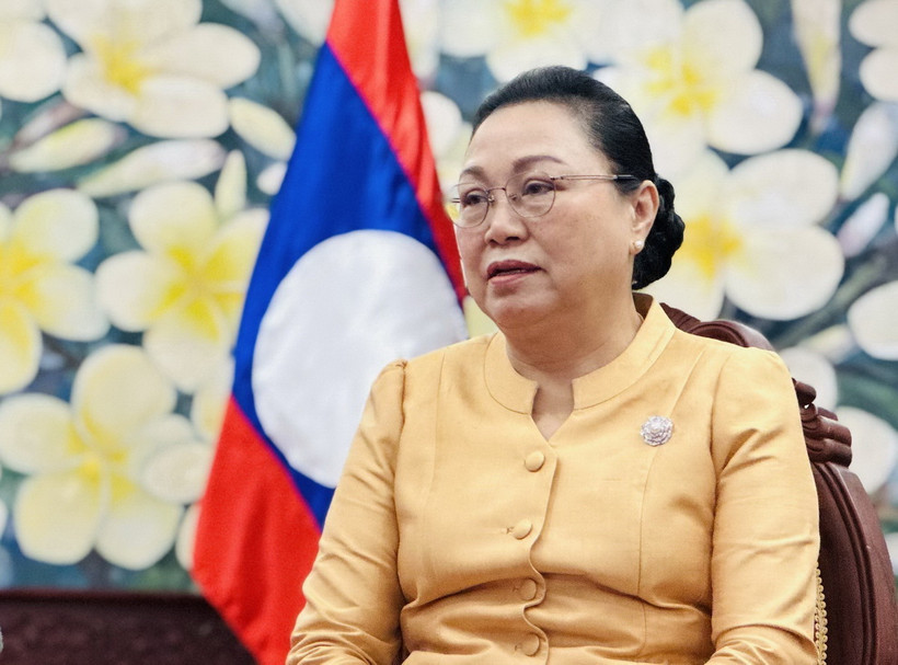 Đại sứ đặc mệnh toàn quyền nước Cộng hòa Dân chủ Nhân dân Lào tại Việt Nam Khamphao Ernthavanh trả lời phỏng vấn báo chí. (Ảnh: Việt Đức/TTXVN)