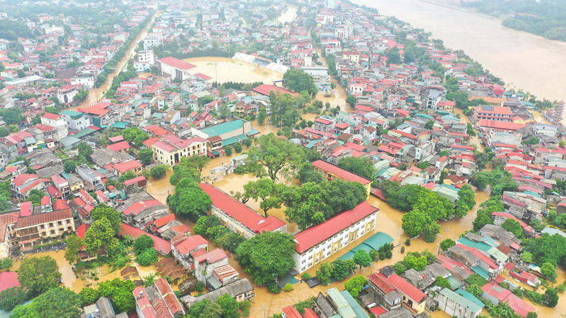 Nước sông Hồng lên cao, nhấn chìm các khu vực nằm ven sông ở thành phố Yên Bái, chiều 9/9. (Ảnh: Tuấn Anh/TTXVN)