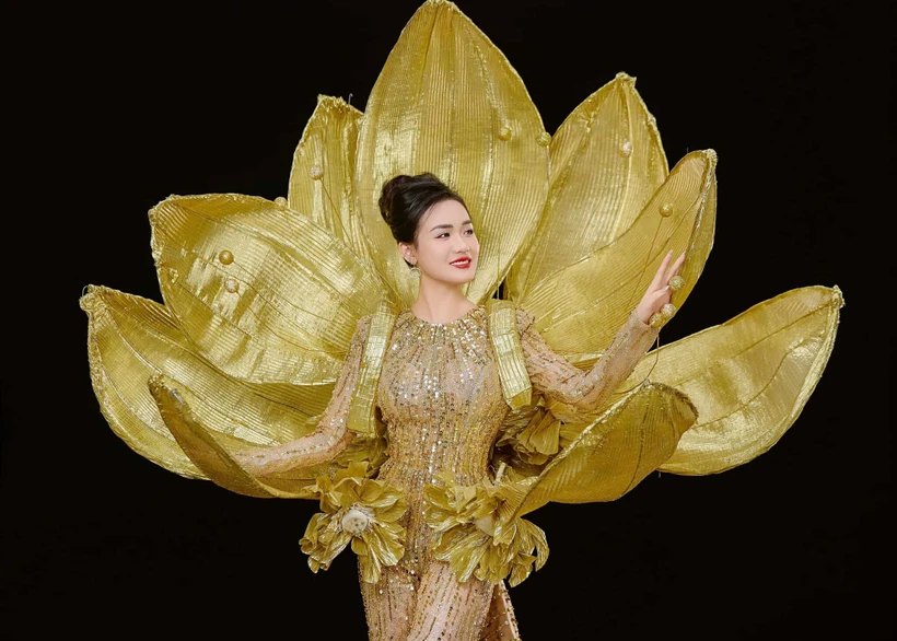 Bộ quốc phục “Sen vàng tỏa sáng” được đại diện Việt Nam mang đến Mrs Earth International 2024. (Ảnh: CTV/Vietnam+)