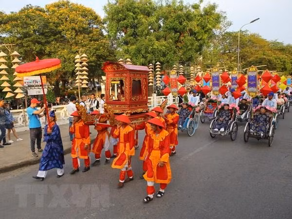 Đoàn rước trong nghi thức Lễ tế Tổ bách nghệ và Lễ rước tôn vinh nghệ nhân, làng nghề tại Thừa Thiên-Huế, trên đường Lê Lợi. (Ảnh: Hồ Cầu/TTXVN)