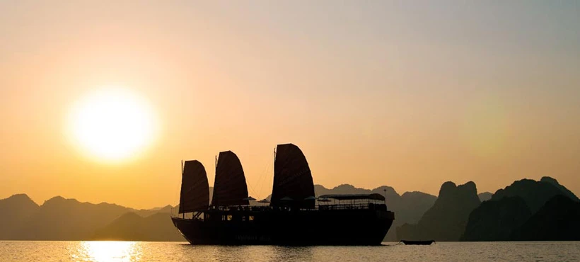 Hoàng hôn trên Vịnh Hạ Long. (Ảnh: CTV/Vietnam+)