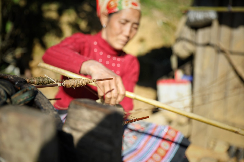 Nghề dệt vải lanh của người H'Mông ở Vân Hồ là một trong những nghề truyền thống độc đáo cần được bảo tồn và phát triển. (Ảnh: Mai Mai/Vietnam+)