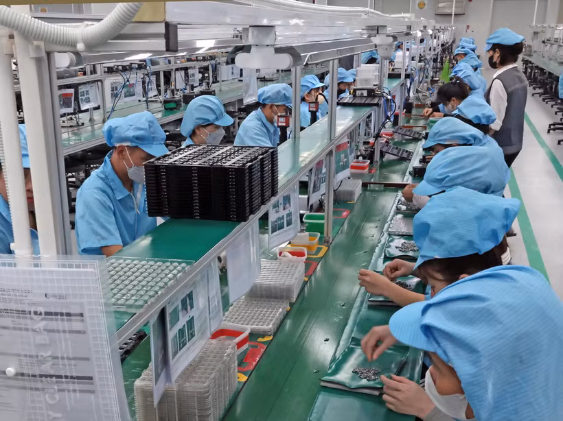 Dây chuyền chuyên dập, đúc, mạ, lắp ráp các linh kiện điện tử phục vụ cho ngành công nghiệp điện tử. (Ảnh: Trần Việt/TTXVN)