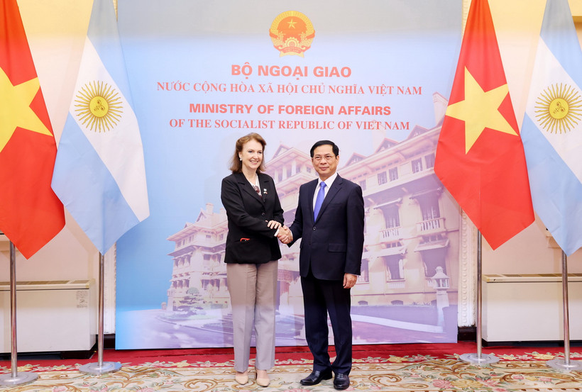 Bộ trưởng Ngoại giao Bùi Thanh Sơn đón Bộ trưởng Ngoại giao, Ngoại thương và Tôn giáo Argentina Diana Elena Mondino. (Ảnh: Lâm Khánh/TTXVN)