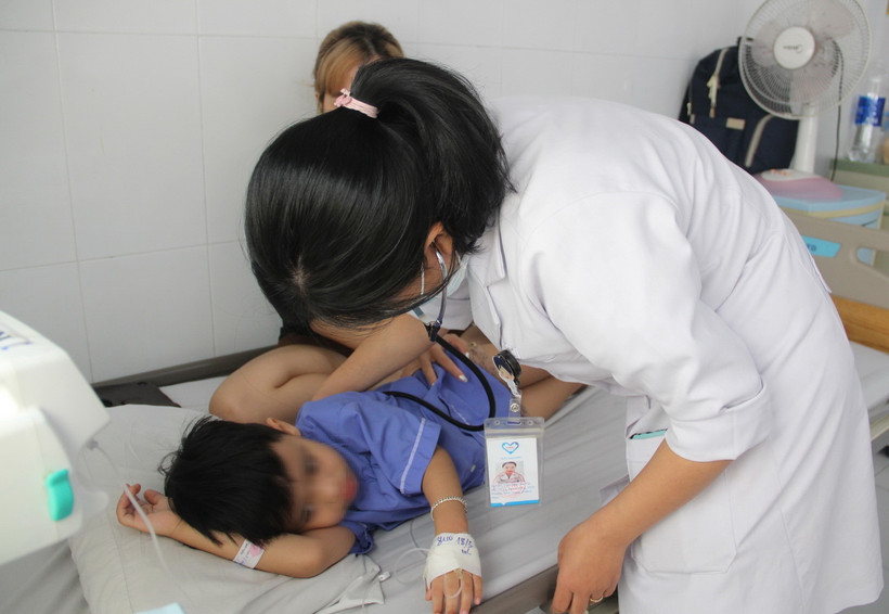 Bác sỹ Bệnh viện Đa khoa Tâm Trí Nha Trang kiểm tra sức khỏe cho bệnh nhi trong vụ ngộ độc thực phẩm. (Ảnh: Phan Sáu/TTXVN)