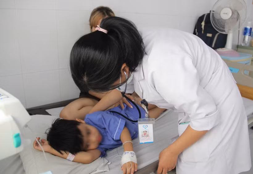 Bác sỹ Bệnh viện Đa khoa Tâm Trí Nha Trang kiểm tra sức khỏe cho bệnh nhi trong vụ ngộ độc thực phẩm. (Ảnh: Phan Sáu/TTXVN)