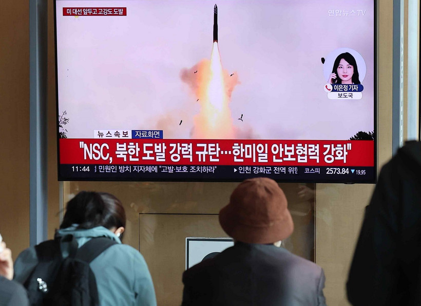 Người dân tại Seoul, Hàn Quốc theo dõi vụ phóng tên lửa đạn đạo xuyên lục địa của Triều Tiên ngày 31/10. (Ảnh: Yonhap/TTXVN)