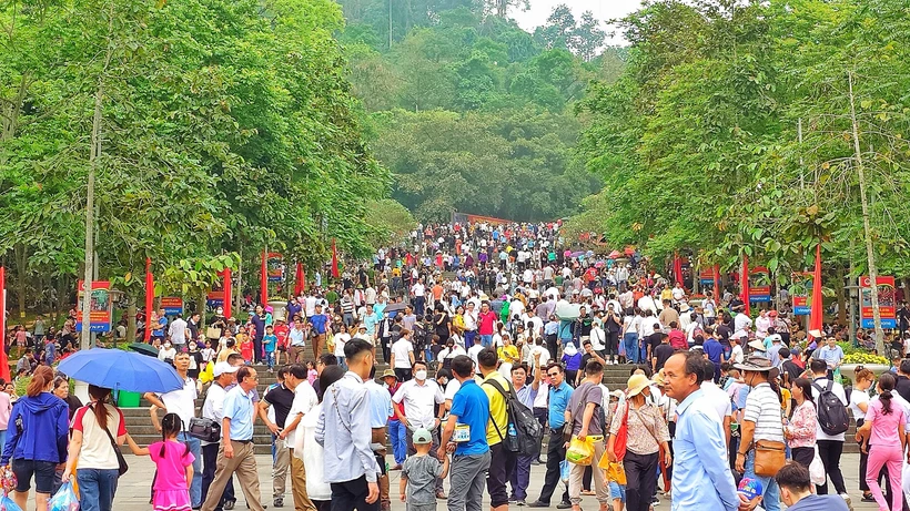 Du khách đổ về Đền Hùng dịp Giỗ Tổ vừa qua.(Ảnh: CTV/Vietnam+)