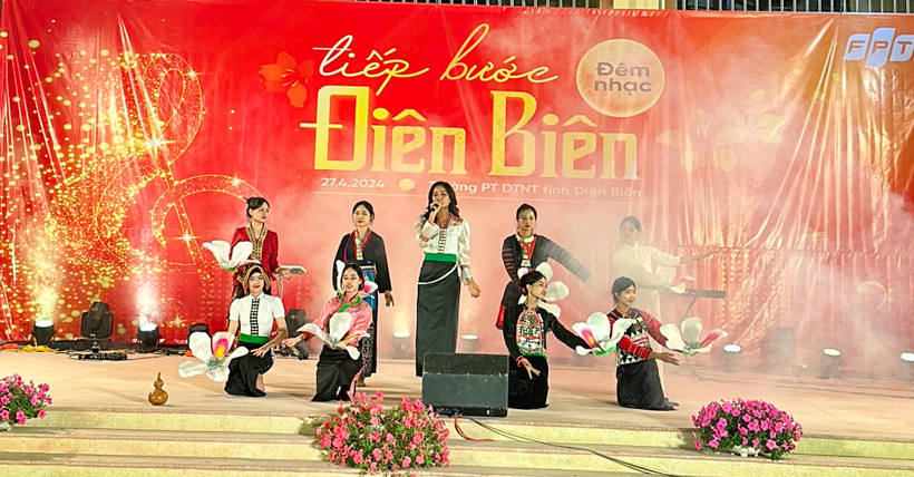 H'Hen Niê biểu diễn trong đêm nhạc Tiếp bước Điện Biên. (Ảnh: NVCC)