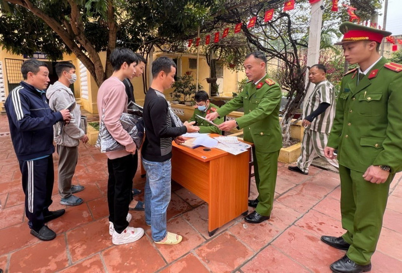 Các phạm nhân nhận quyết định giảm thời hạn chấp hành án phạt tù nhân dịp Tết Nguyên đán Giáp Thìn 2024. (Ảnh: TTXVN phát)