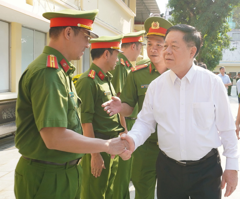 Trưởng Ban Tuyên giáo Trung ương Nguyễn Trọng Nghĩa với cán bộ chỉ huy Phòng Cảnh sát Hình sự, Công an Thành phố Hồ Chí Minh. (Ảnh: Thành Chung/TTXVN)