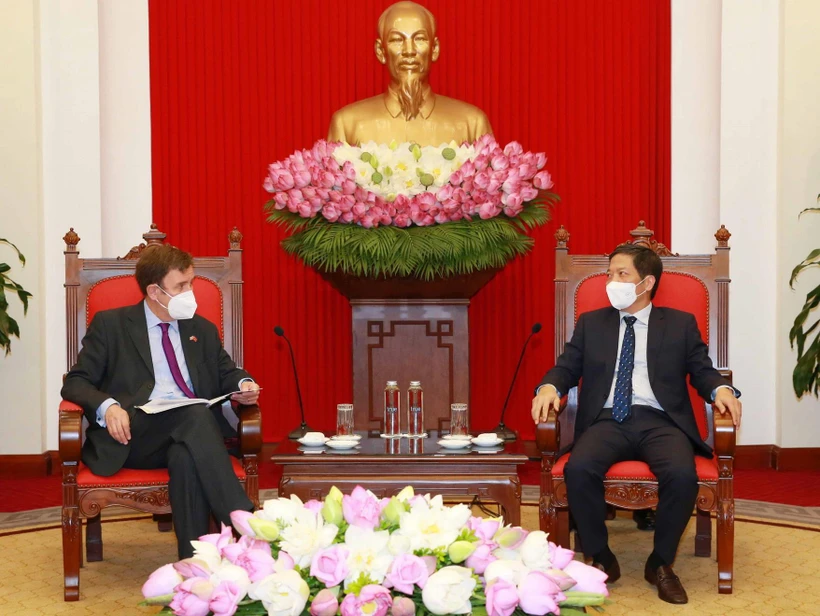 Ông Trần Tuấn Anh, Ủy viên Bộ Chính trị, Trưởng Ban Kinh tế Trung ương tiếp ngài Greg Hands, Quốc vụ khanh về chính sách thương mại, Bộ Thương mại quốc tế, Vương quốc Anh. (Ảnh: Phương Hoa/TTXVN)