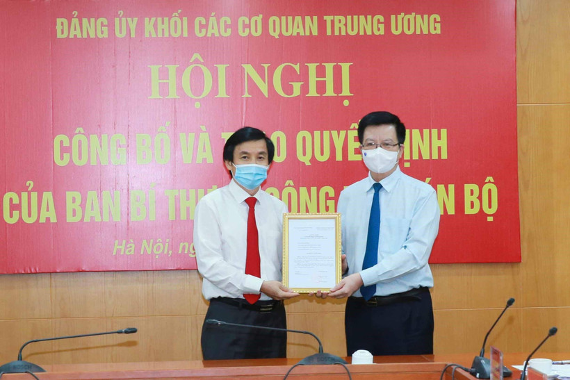 Ông Mai Văn Chính, Phó Trưởng ban Tổ chức Trung ương trao quyết định của Ban Bí thư cho ông Nguyễn Quang Trường. (Ảnh: Phương Hoa/TTXVN)