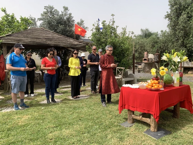 Quang cảnh buổi lễ dâng hương Giỗ Tổ Hùng Vương tại Israel. (Ảnh: Vũ Hội/TTXVN)
