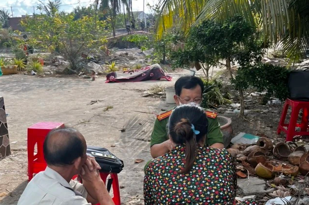 Cơ quan CSĐT Công an tỉnh Long An có mặt tại hiện trường vụ án. (Nguồn: Báo Thanh Niên