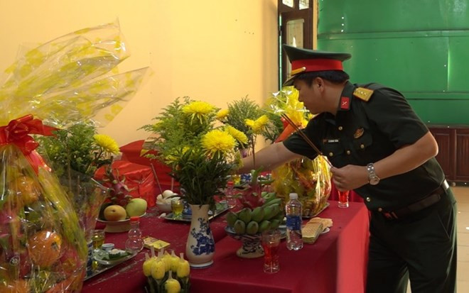 Lãnh đạo Bộ Chỉ huy Quân sự tỉnh Quảng Trị dâng hương lên các hài cốt liệt sỹ. (Ảnh: Bộ CHQS tỉnh Quảng Trị)