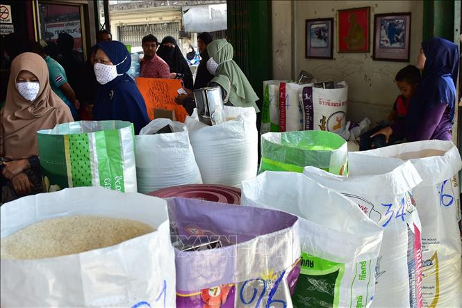 Gạo được bày bán tại cửa hàng ở Narathiwat, miền nam Thái Lan. (Ảnh: AFP/TTXVN)