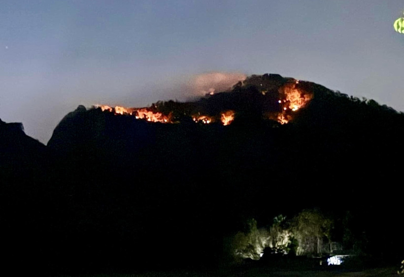 Ngọn lửa bùng phát trở lại trên núi Cô Tô tối 27/4. (Ảnh: TTXVN phát)