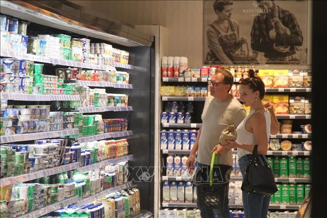 Người dân mua sắm tại một siêu thị ở Frankfurt, Đức. (Ảnh: THX/TTXVN) 