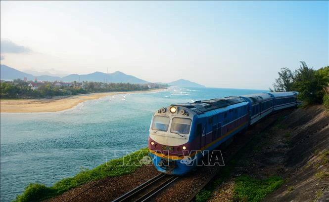 Tuyến tàu hứa hẹn đem lại hành trình ấn tượng cho người dân, du khách. (Ảnh tư liệu: Văn Dũng/TTXVN)