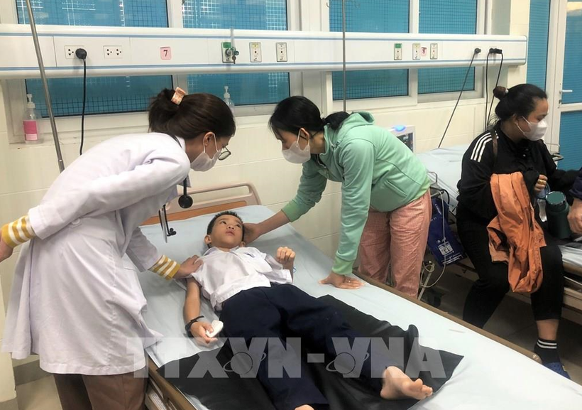 Bác sỹ kiểm tra cho học sinh nhập viện do ngộ độc thực phẩm. (Ảnh: TTXVN phát)