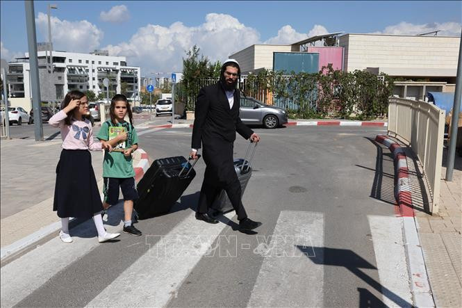 Người dân Israel sơ tán khỏi thành phố miền Nam Sderot, trong bối cảnh xung đột leo thang tại Dải Gaza, ngày 8/10/2023. (Ảnh: AFP/TTXVN)