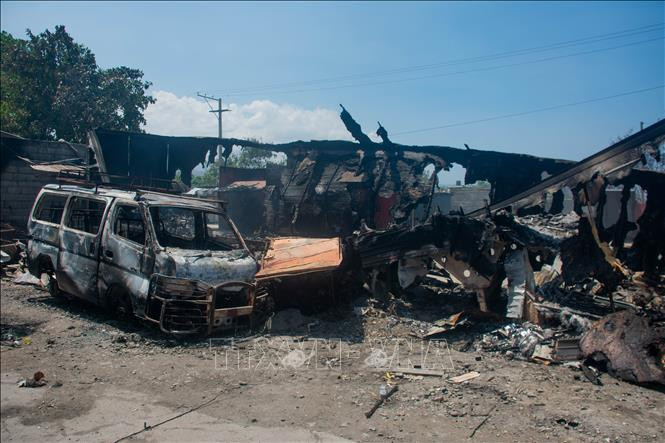 Các phương tiện bị đốt cháy trong bạo lực băng nhóm ở thủ đô Port-au-Prince, Haiti, ngày 25/3/2024. (Ảnh: AFP/TTXVN) 