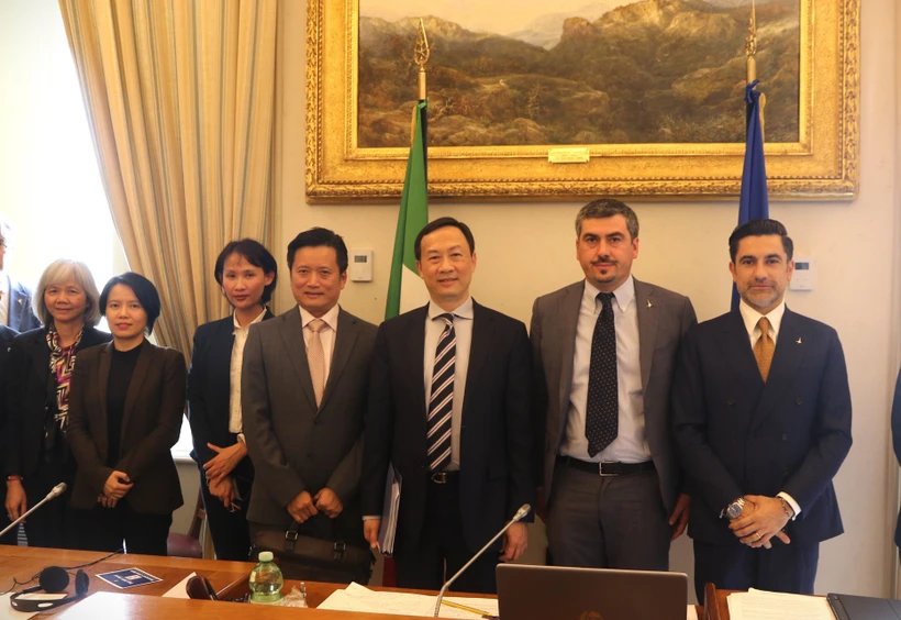 Các đại biểu Việt Nam và Italy tham dự Phiên điều tra tìm hiểu thực tế về các vấn đề liên quan đến tầm nhìn của Italy và các nước châu Âu ở khu vực Ấn Độ Dương-Thái Bình Dương chụp ảnh lưu niệm. (Ảnh: Thanh Hải/TTXVN)