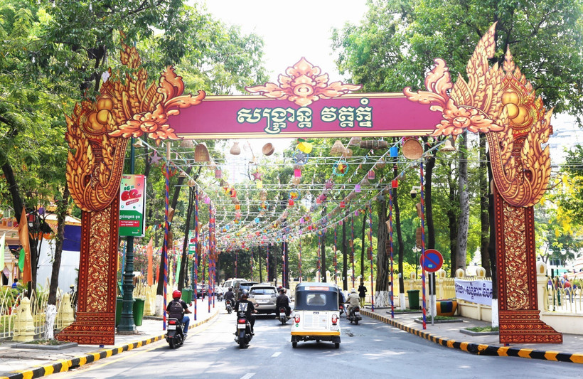 Trong dịp Tết cổ truyền Chol Chnam Thmey 2024, thắng cảnh Wat Phnom là một trong 4 địa điểm tổ chức lễ hội Sangkran trên địa bàn Thủ đô Phnom Penh. (Ảnh: Hoàng Minh/TTXVN)